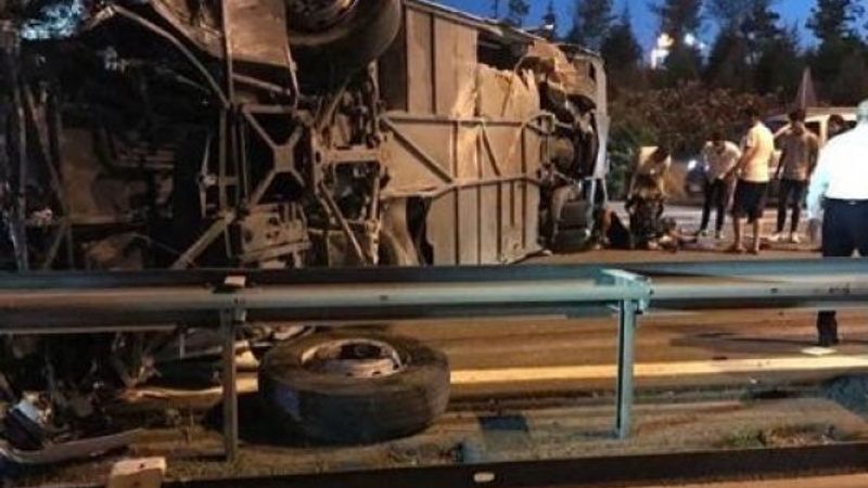TEM Otoyolu'nda yolcu otobüsü devrildi