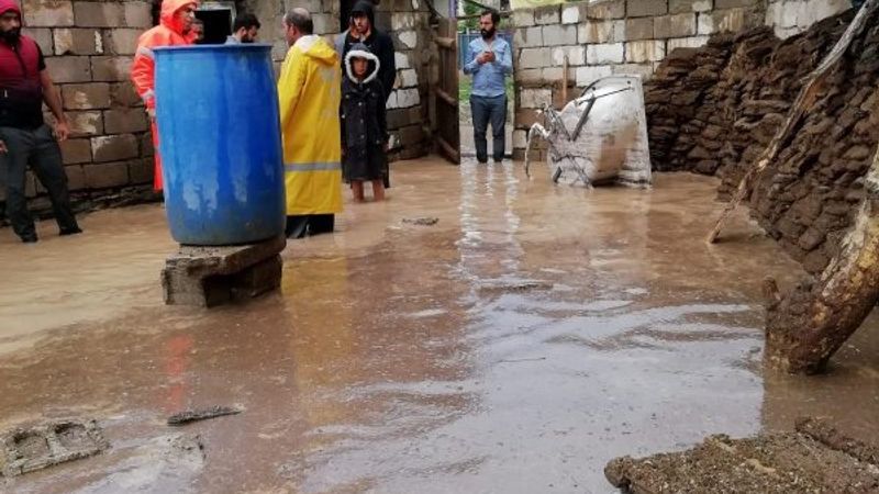 Van’da sel felaketi: 2 yaralı