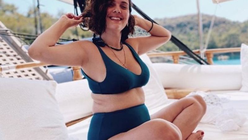 Bergüzar Korel'den bikinili paylaşım