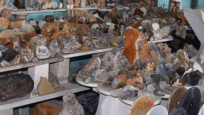 Farklı taşlardan 33 yıllık koleksiyon yaptı