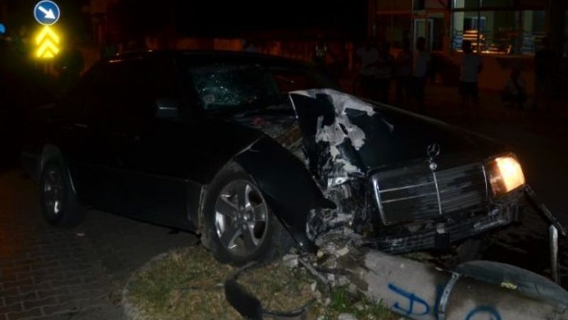 Samsun'da alkollü sürücü polisten kaçtı, kaza yaptı