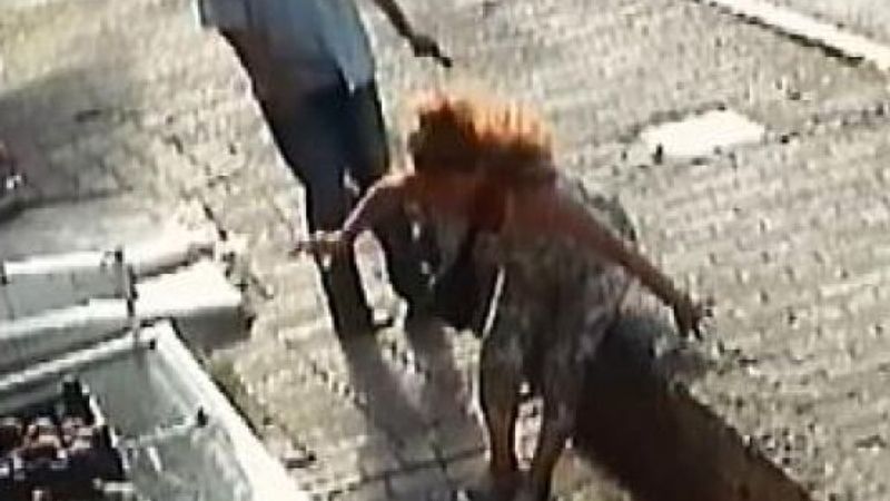 Beyoğlu'nda kadına saldırı anı kamerada