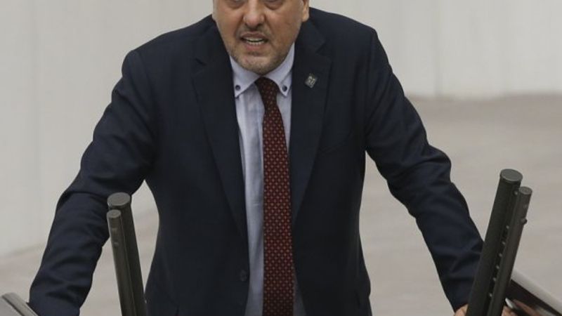 AK Partililerle Ahmet Şık arasında hakaret tartışması