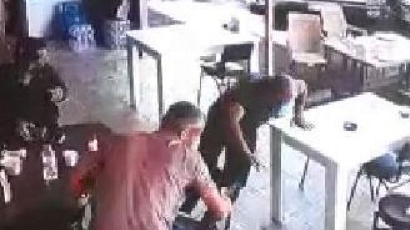 Tunceli'de freni boşalan tır lokantaya daldı