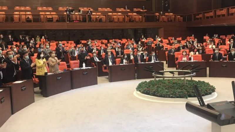Ayasofya kararı Meclis'te okunarak ayakta alkışlandı