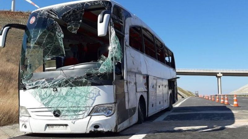Balıkesir'de yolcu otobüsü devrildi: 32 yaralı