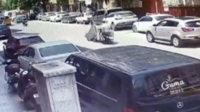 Seyir halindeki motosikletin önüne halı düştü: 2 yaralı