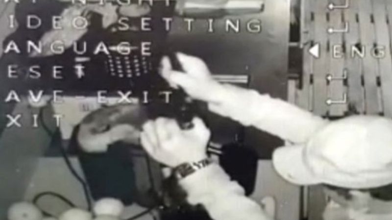 İstanbul’da portakal suyu sıkan hırsız kamerada