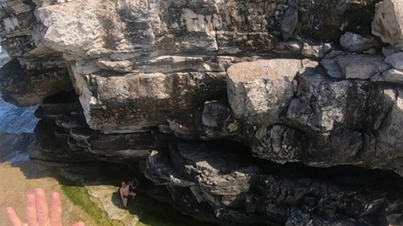 Kayalıklarda mahsur kalan adamın kurtarılma anı