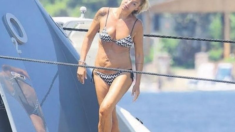 Pınar Altuğ ve ailesi tatile çıktı