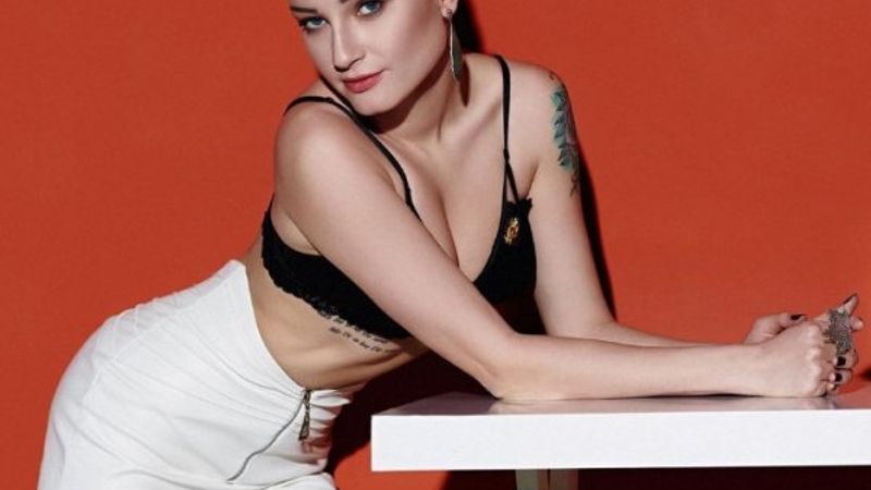 Güliz Ayla, direk başında poz verdi