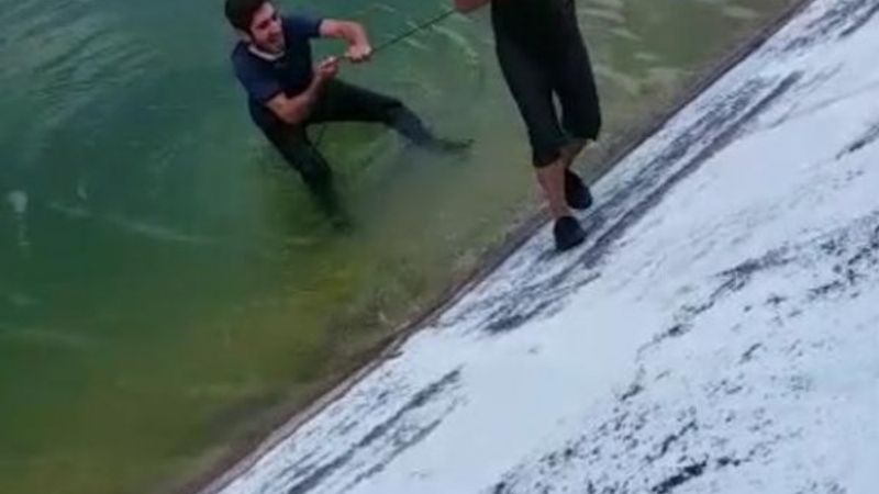 Bursa'da gölete düşen çocuğun kurtarılma anı