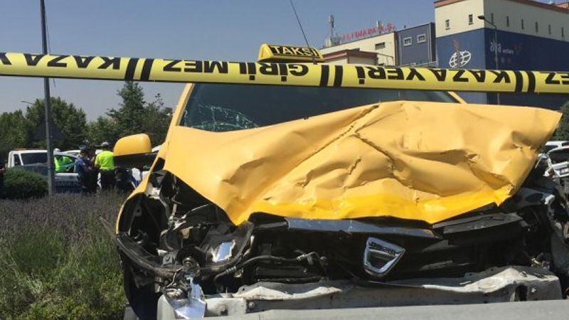 Konya'da taksi ile otomobil çarpıştı: 1 ölü, 5 yaralı