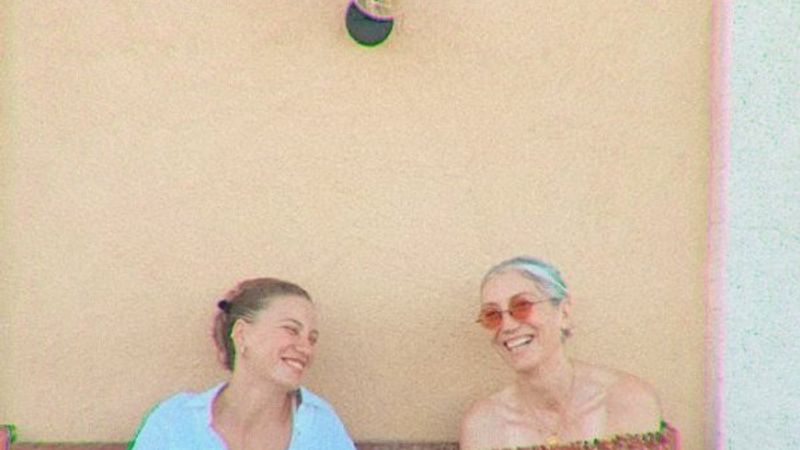 Annesiyle tatile çıkan Serenay Sarıkaya'nın yüzü güldü