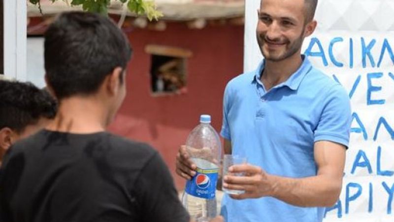 Mardin'de acıkan ve susayan yolculara kapı açan ev sahibi