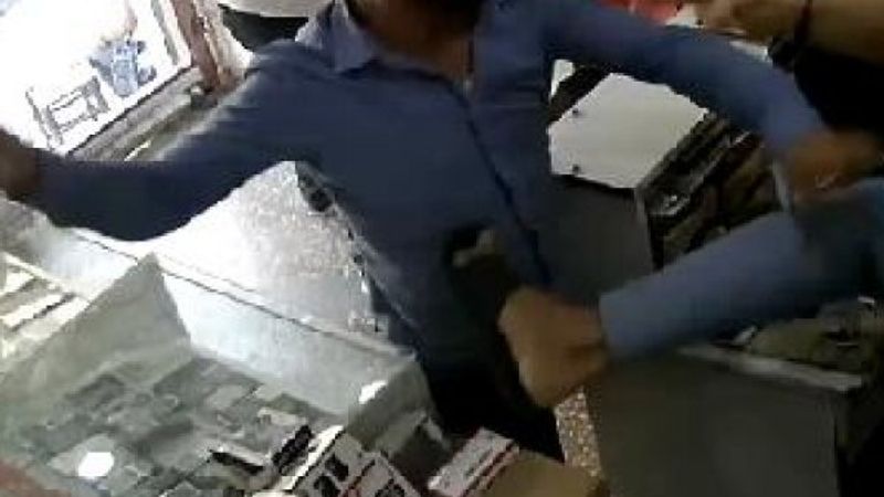 Siirt'te telefoncuya sopalı saldırı