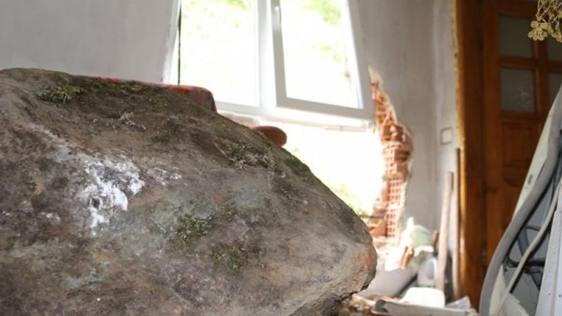 Ordu'da kaya parçası evin üzerine düştü