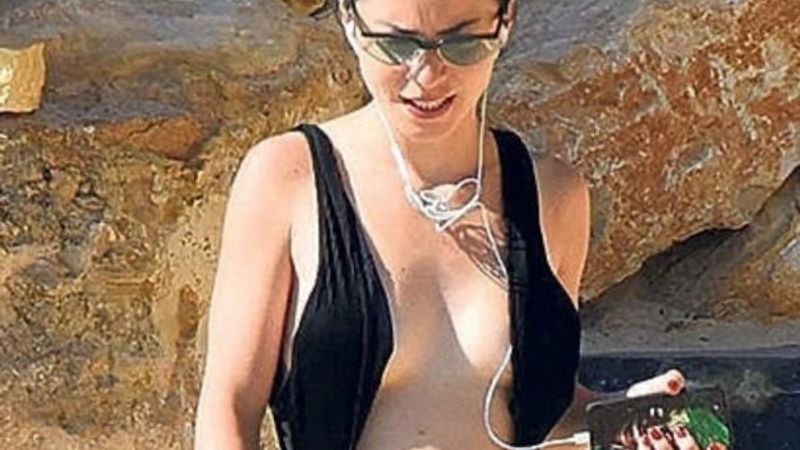 Merve Boluğur, mayosunu yanlış giydi