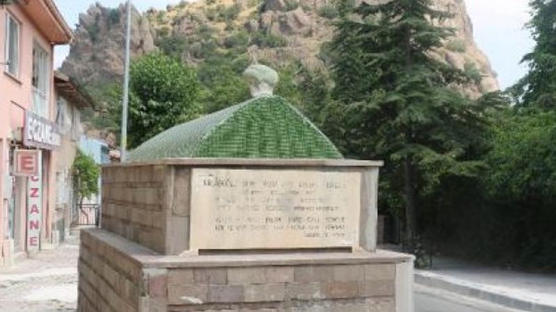 Afyonkarahisar'da yol ortasında kalan türbe