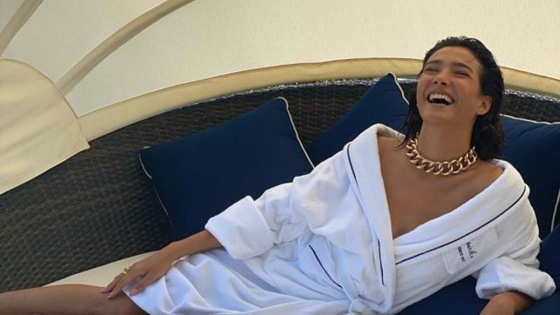 Aybüke Pusat'tan bornozlu pozlar