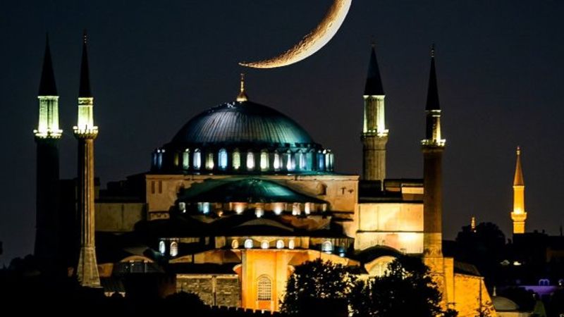 Ayasofya Camii ile hilalin buluştuğu kareler