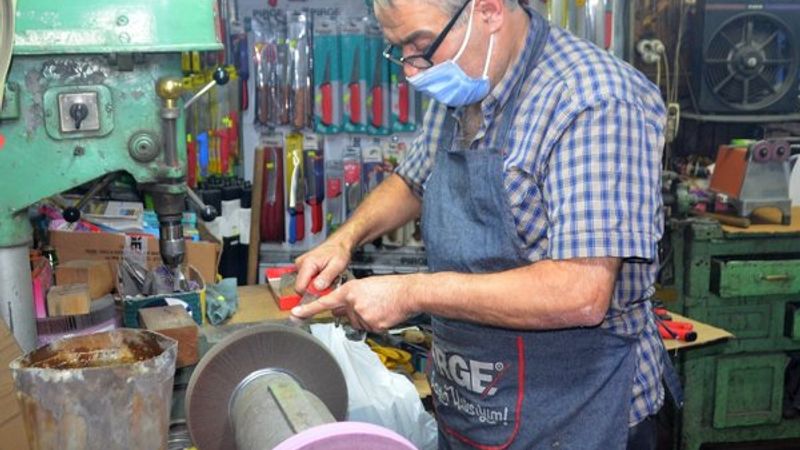 Manisa'da 42 yıllık bıçak bileme ustasının bayram mesaisi
