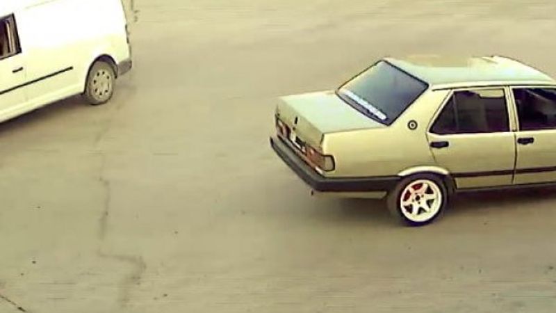 Antalya'da trafiğe açık alanda drift yapan araç kamerada