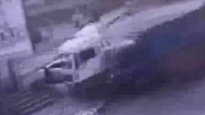 Rusya’da freni patlayan çöp kamyonu restorana daldı