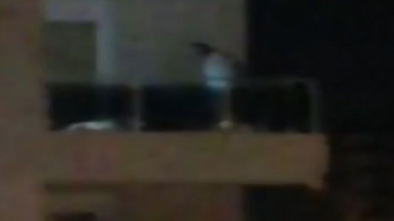 Antalya'da eşini balkonda darbetti