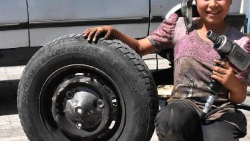 Sivas'ta küçük Tuana oto tamircisi babasına yardım ediyor