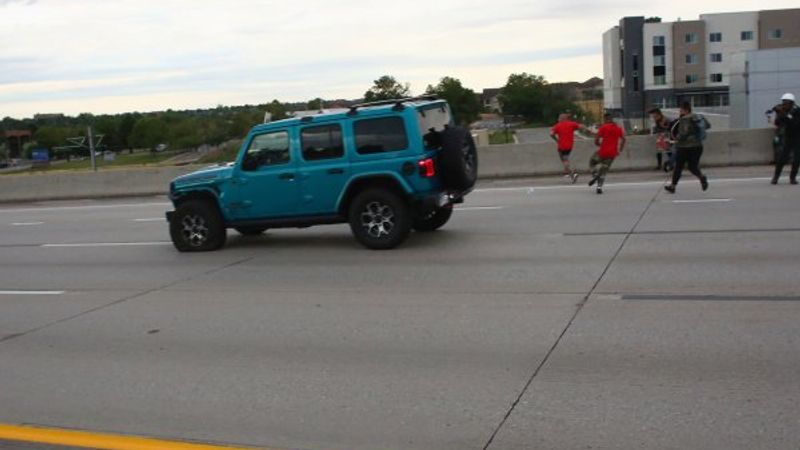 ABD'de cip, göstericilerin arasına daldı