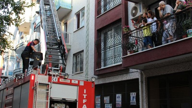 Aydın'da kaynak makinesi balkon perdesini tutuşturdu