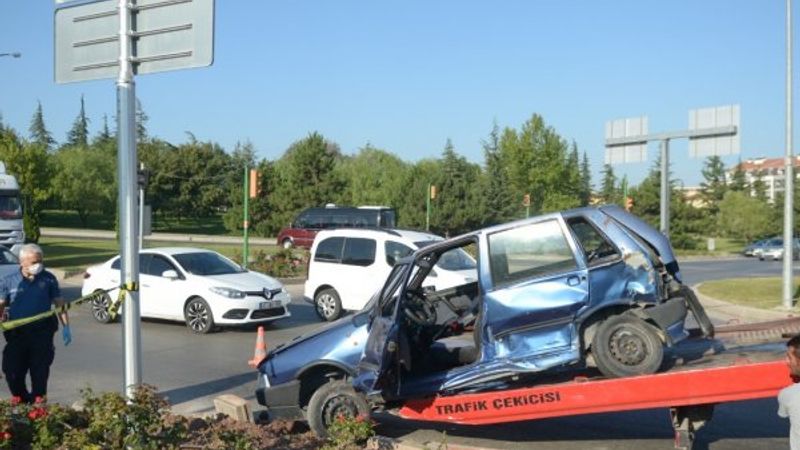 Eskişehir'de minibüs ile otomobil çarpıştı: 1 ölü