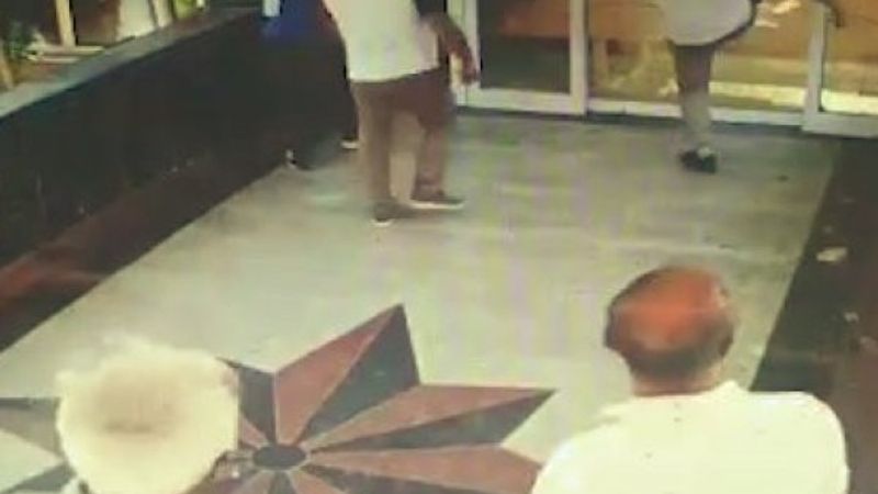 Antalya’da 4 yıldızlı otele taş ve tahra ile saldırdılar