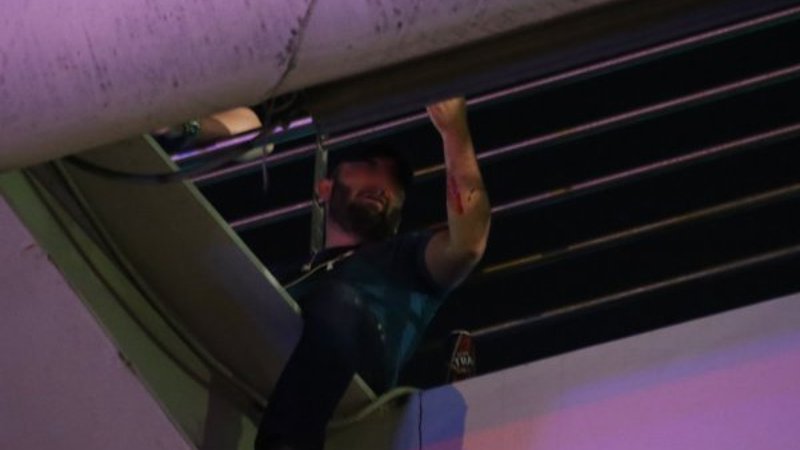 İntihar girişimini çekirdek çitleyerek izlediler