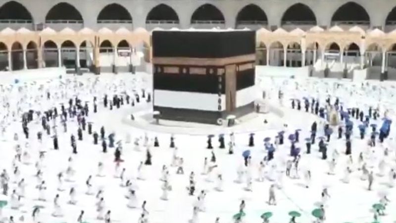 Hacı adaylarının koronavirüs önlemli tavafı