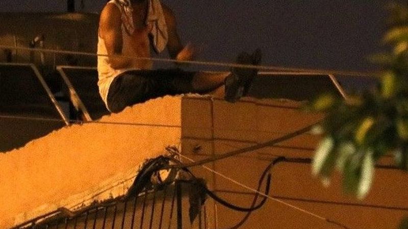 Adana'da hasmı kapıya dayanan şahıs intihara kalkıştı