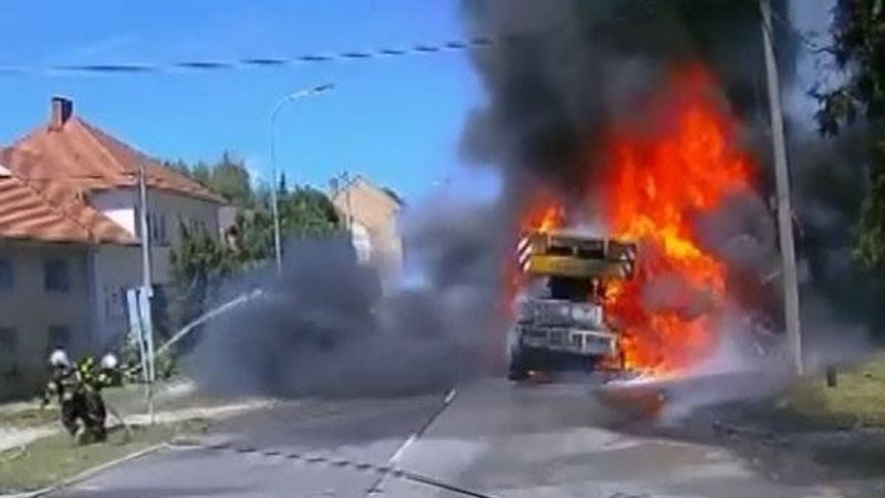 Çekya’da itfaiyecilerin ölümden kurtulduğu anlar