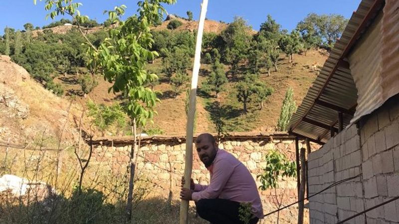 Batman'da memleketine döndü, köyünü bayraklarla donattı