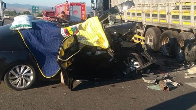 Bolu’da otomobil tırın altına girdi: 3 ölü, 1 yaralı