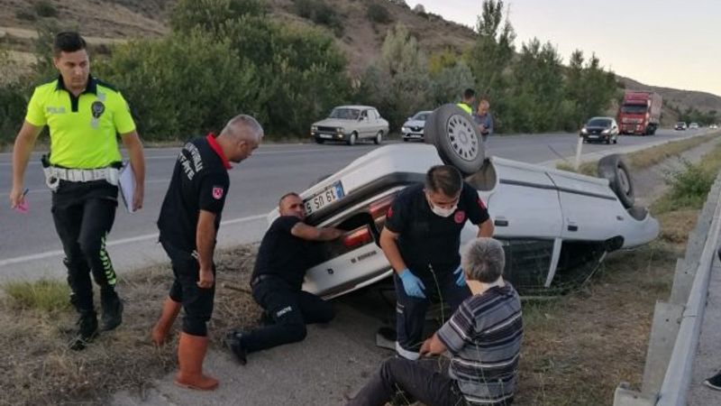 Çorum'da  otomobil refüje devrildi: 2 yaralı