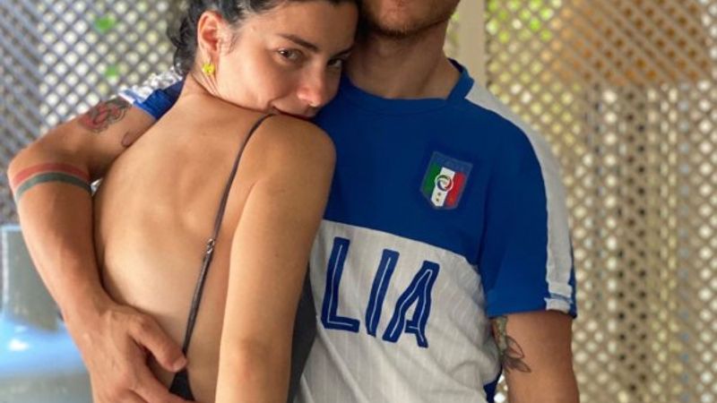 Merve Boluğur, kalçasına dövme yaptırdı