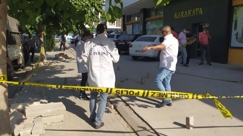 Denizli'de silahlı saldırı: 1'i polis 2 yaralı