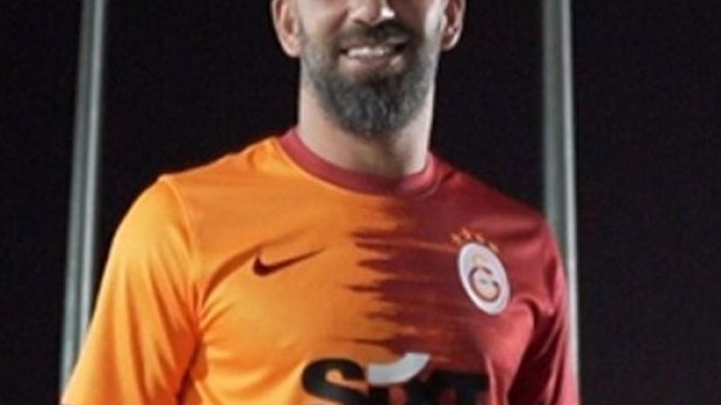 Kaptanlık pazubandı Arda Turan'a verildi