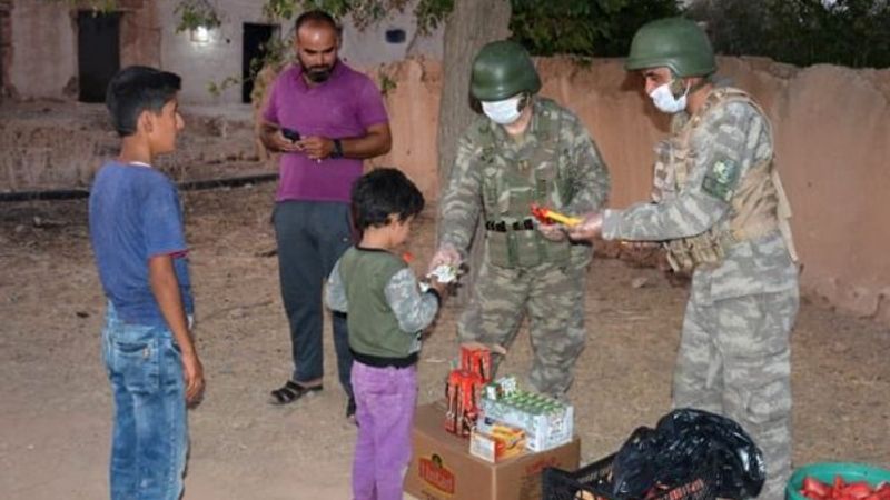 Türk askeri yemeğini Suriyelilerle paylaşıyor