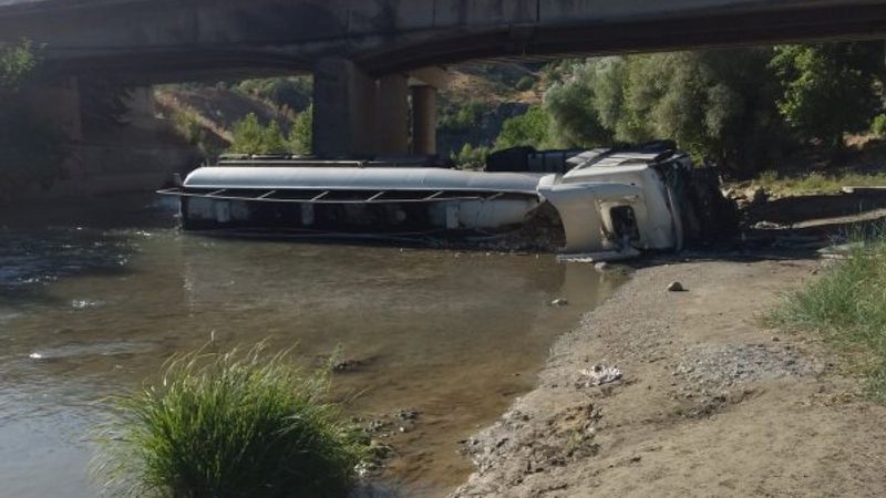 Adıyaman'da yakıt tankeri köprüden düştü