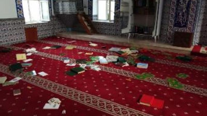 Bursa'da kimliği belirsiz kişilerce camiye çirkin saldırı