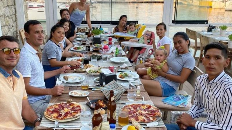 Erdal Acar'ın eşi yardımcılarıyla tatilde