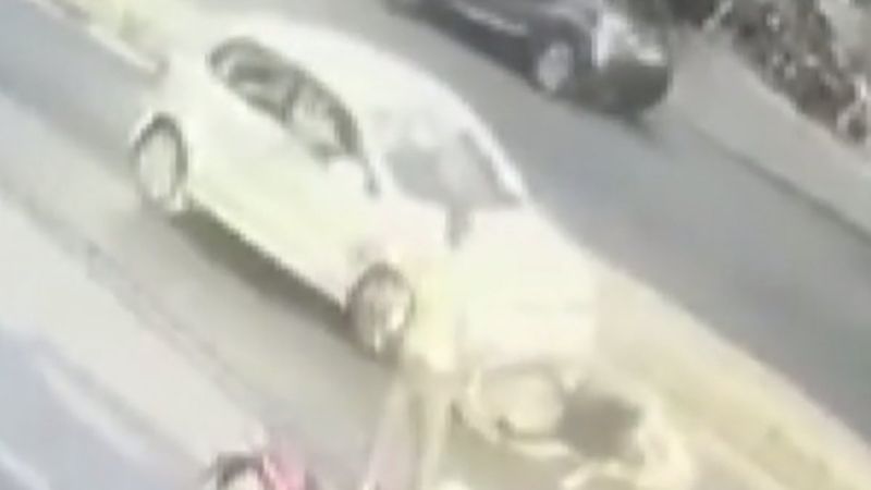 Eyüpsultan'da motosikletli ezilmekten son anda kurtuldu