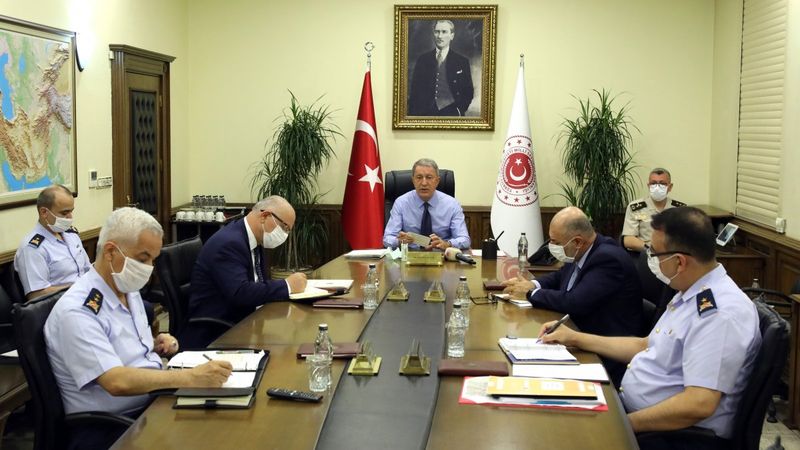 Bakan Akar'dan komutanlarla 'Doğu Akdeniz' toplantısı